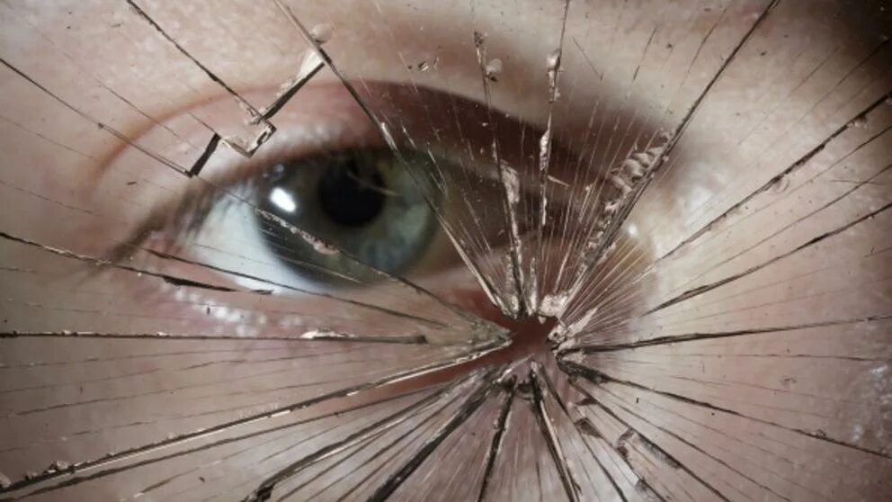 Разбитое зеркало. Глаз в разбитом зеркале. Глаз в разбитом стекле. Стеклянный глаз треснут. Видеть разбитое зеркало