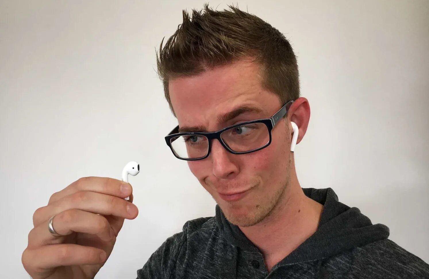 AIRPODS на человеке. Парень в AIRPODS. Мужчина в аирподс про. Парень с аирподсами. Airpods выпадают из ушей