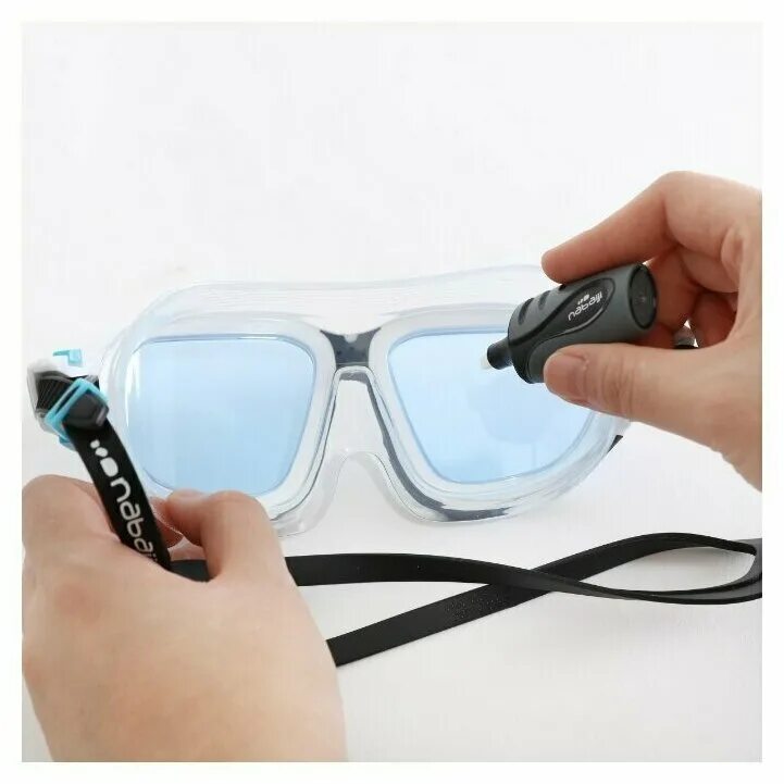 солнцезащитные очки в руке. запотевшие очки. очки запотели. маска с защитой от запотевания очков. спрей для очков.