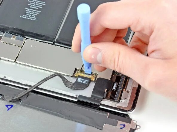 Поменять шлейф экрана. Шлейф батареи ipad 2. переподключения шлейфа. шлейф соединяет матрицу устройства с материнской платой. причина повреждения шлейфа nokia.