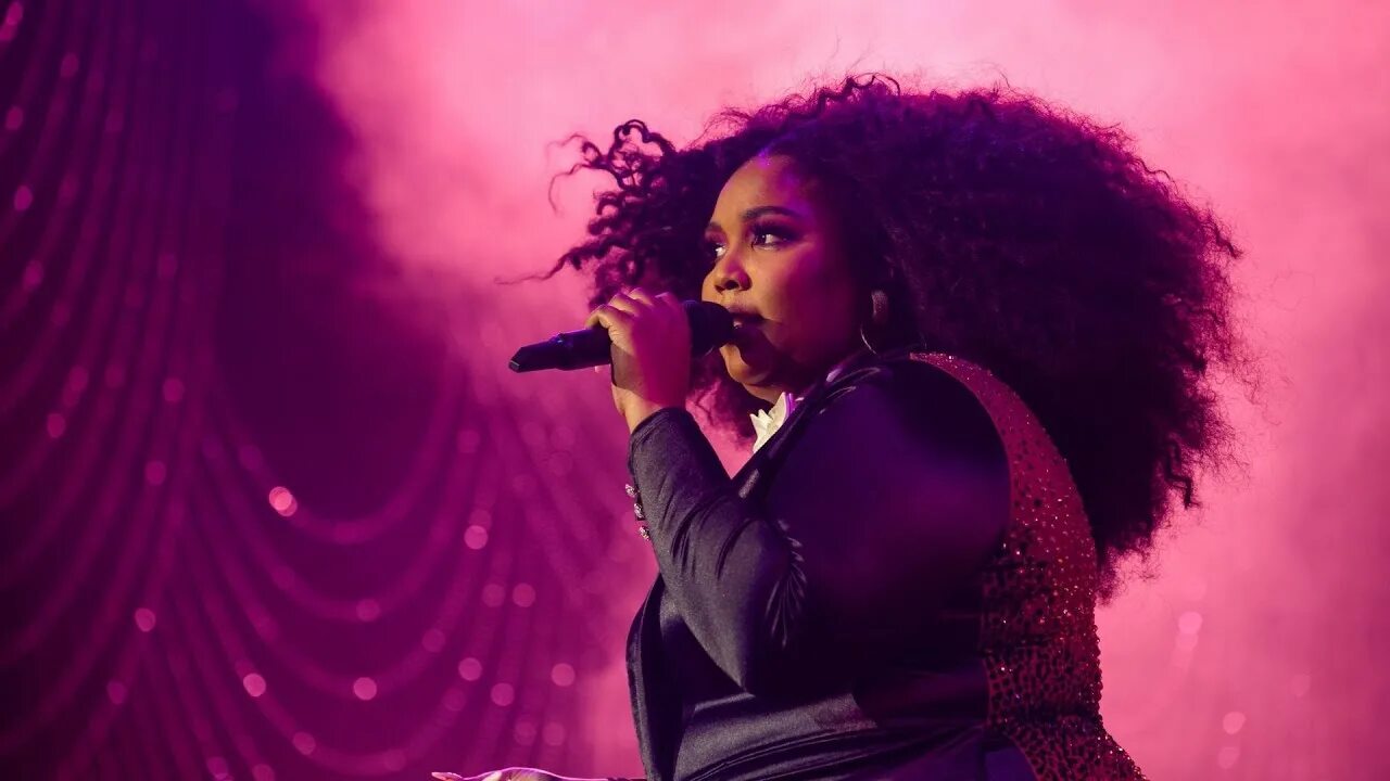 Рэперша lizzo. Lizzo перевод. Lizzo певица. Рейпирша лиззо. Рэперша lizzo.