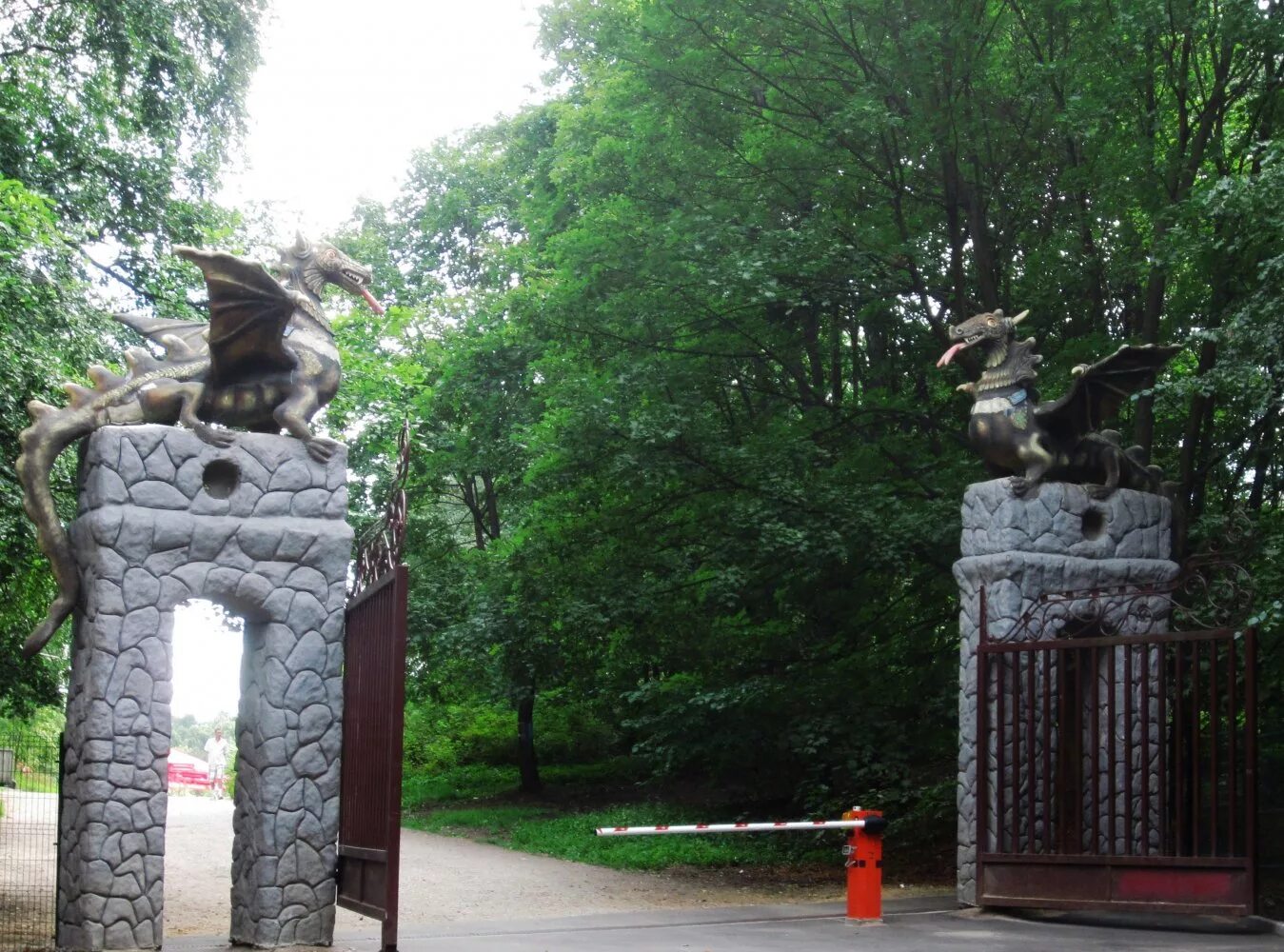 Парк победы бишкек южные ворота. Парк победы бишкек. Парк победы бишкек южные ворота. Парк победы бишкек южные ворота. Индустриальном парке южные врата.