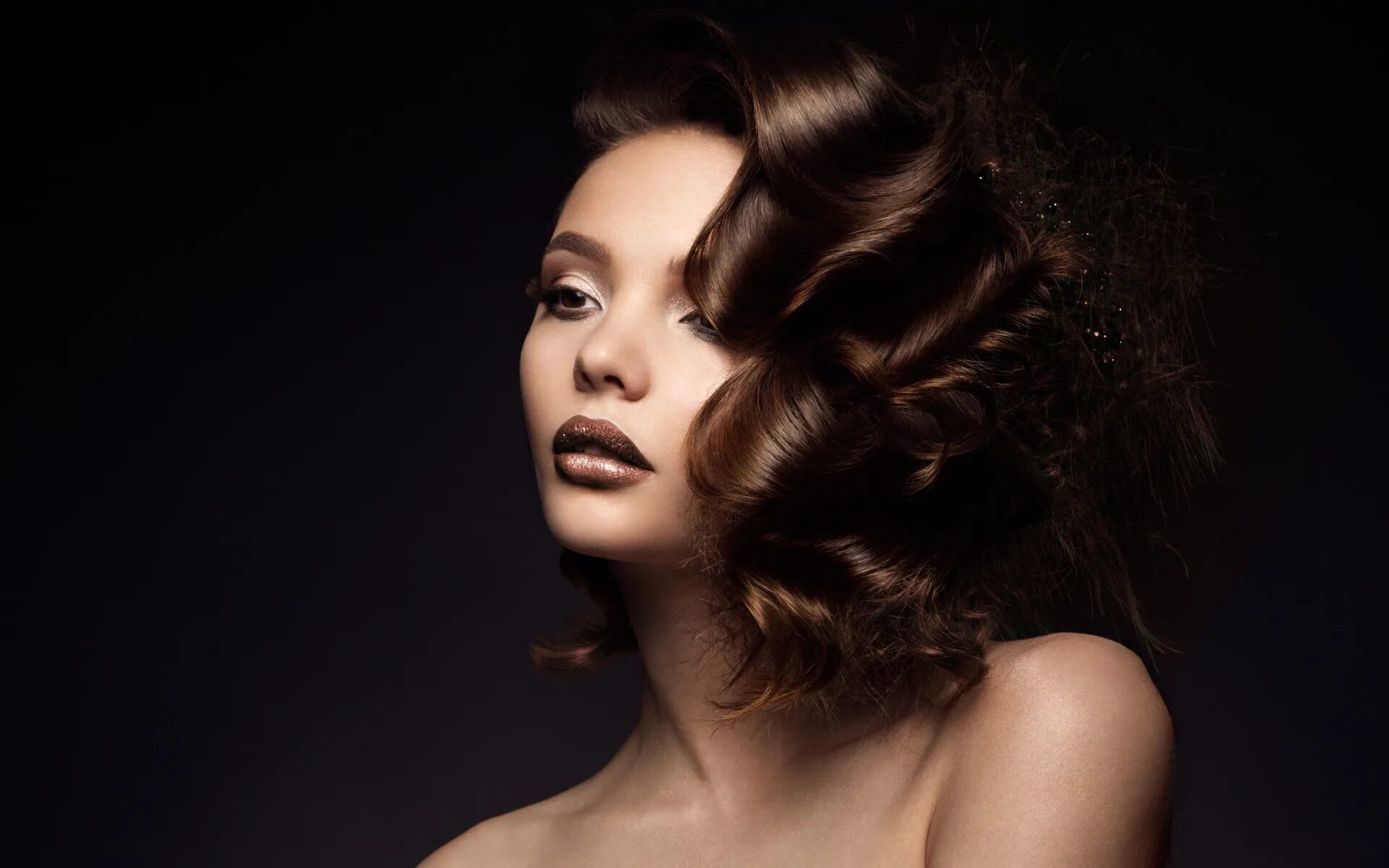 роскошные волосы. волосы девушки на черном фоне. красивые девушки с челкой. волосы девушки на черном фоне. модель на черном фоне.