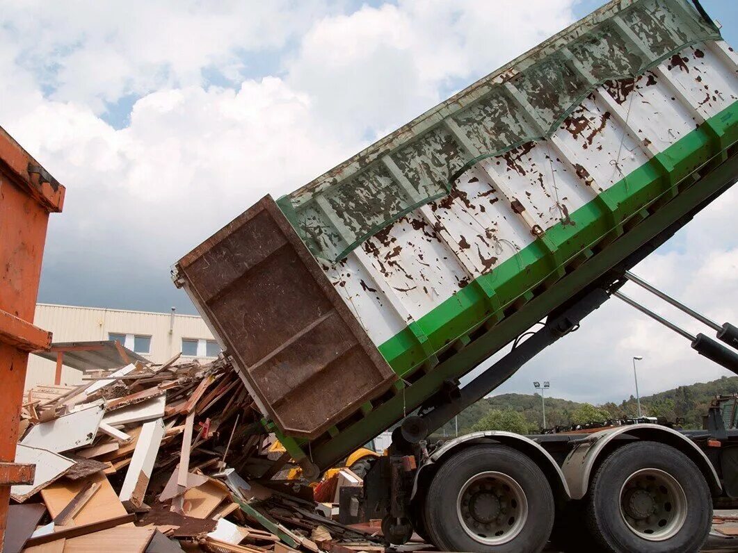 Вывоз утилизация бытовых отходов. Переработка мусора в самаре. Уборщик мусора. Мкм логистика вывоз мусора. Отходы утилизация.