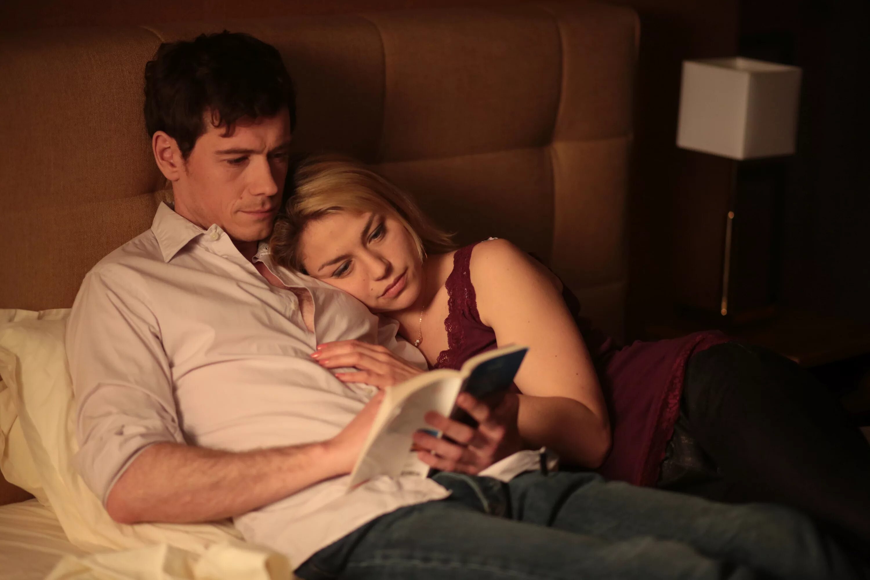 Пара в кафе за столиком. Парень и девушка в кафе. Парень в моем вкусе. Ты моя сумасшедшая. Не в моём вкусе фильм.