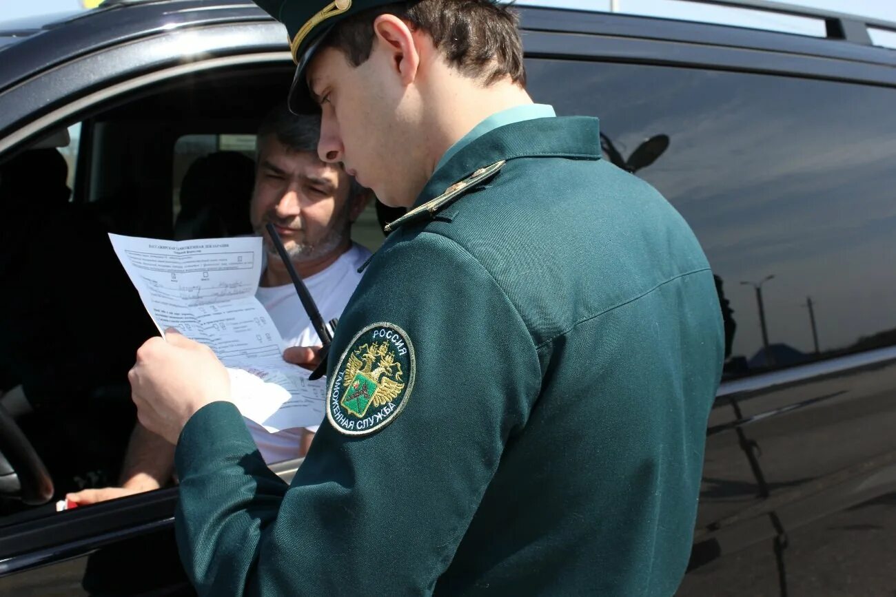 сотрудник таможни. как сканируют машины на границе фото. досмотр авто на границе. проверить авто в таможне. досмотр автомобиля.