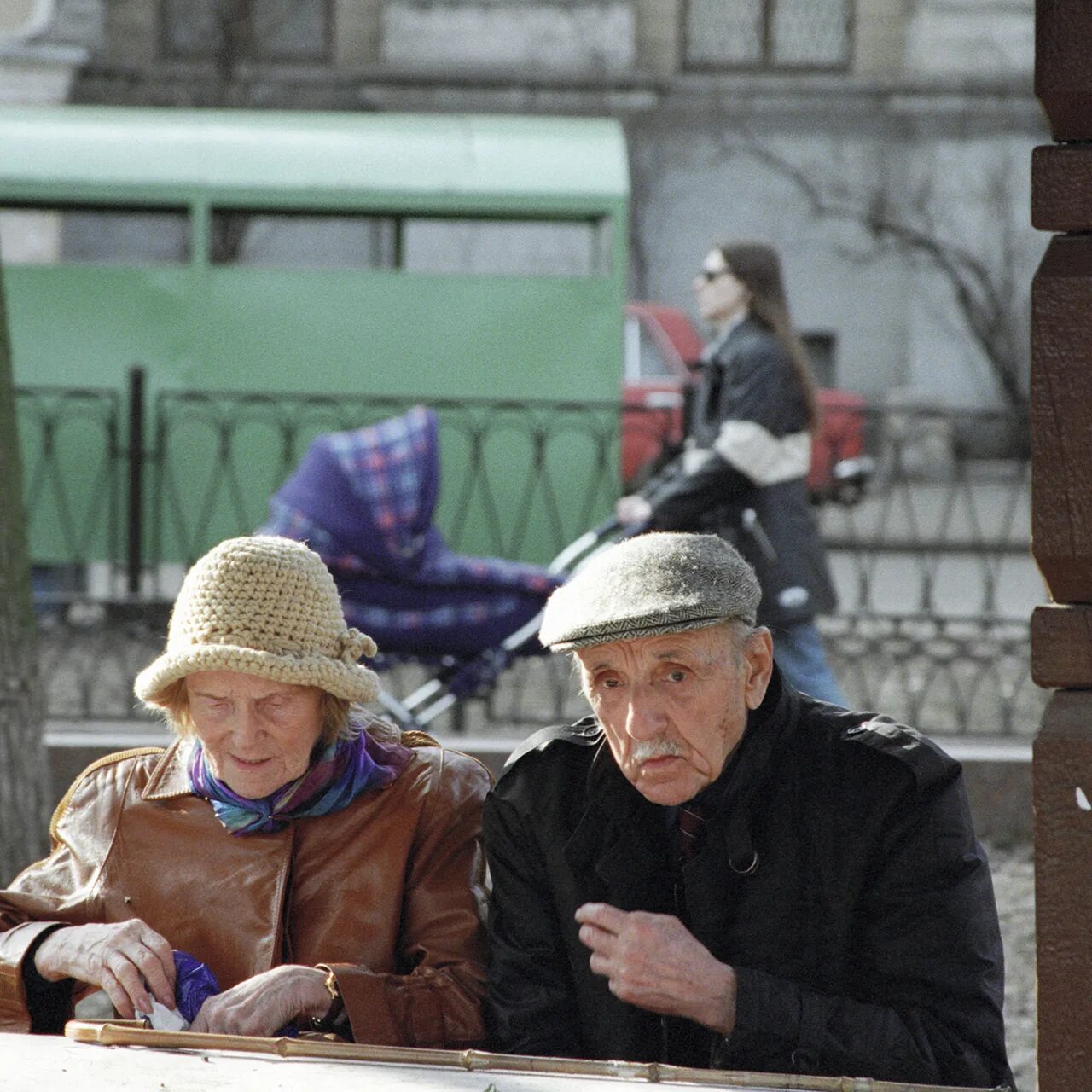 Низкий уровень жизни. Бедная бабушка. День попрошаек. Смешной попрошайка. День попрошаек.