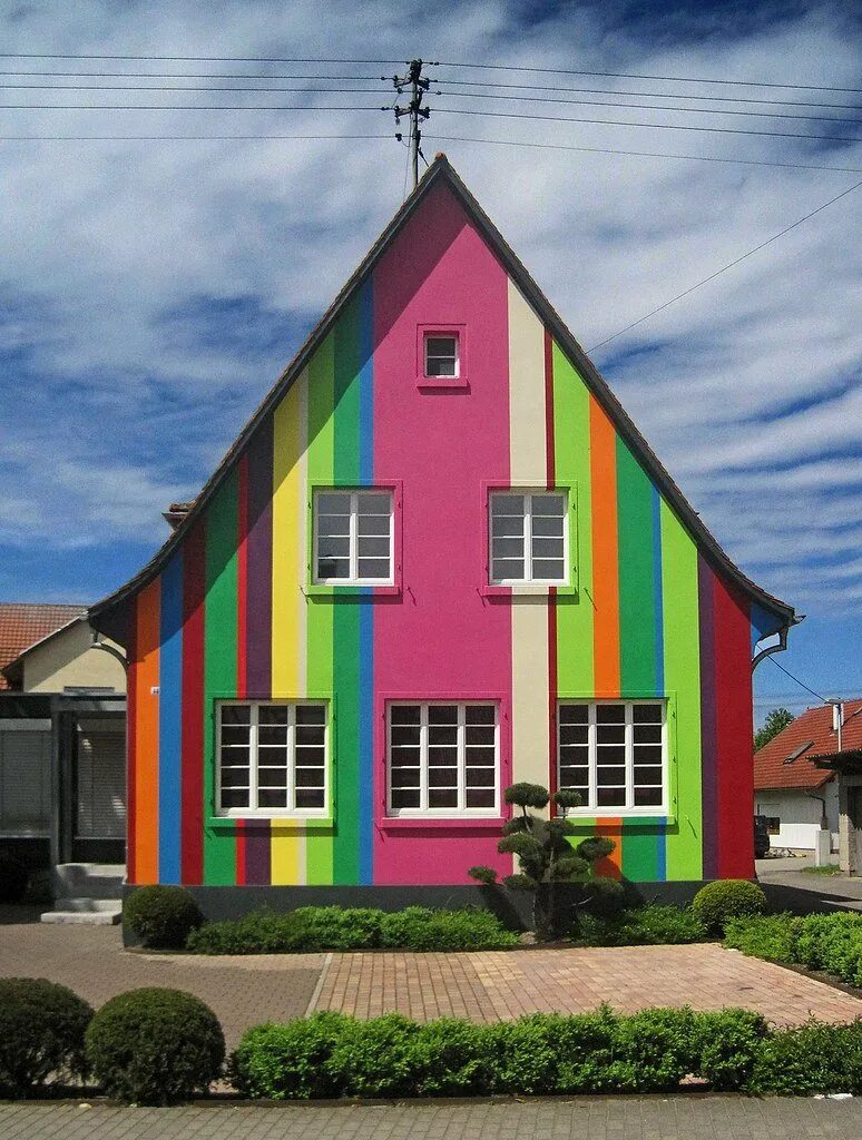Радужный дом в Вудстоке. Разноцветный фасад. Разноцветный дом. Яркие дома. Покрасить дом в зеленый цвет