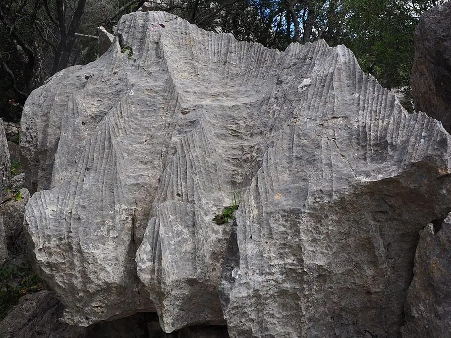 Гиблый карст. Карст в известняках. limestone известняк. криноидный известняк. limestone bedrock.