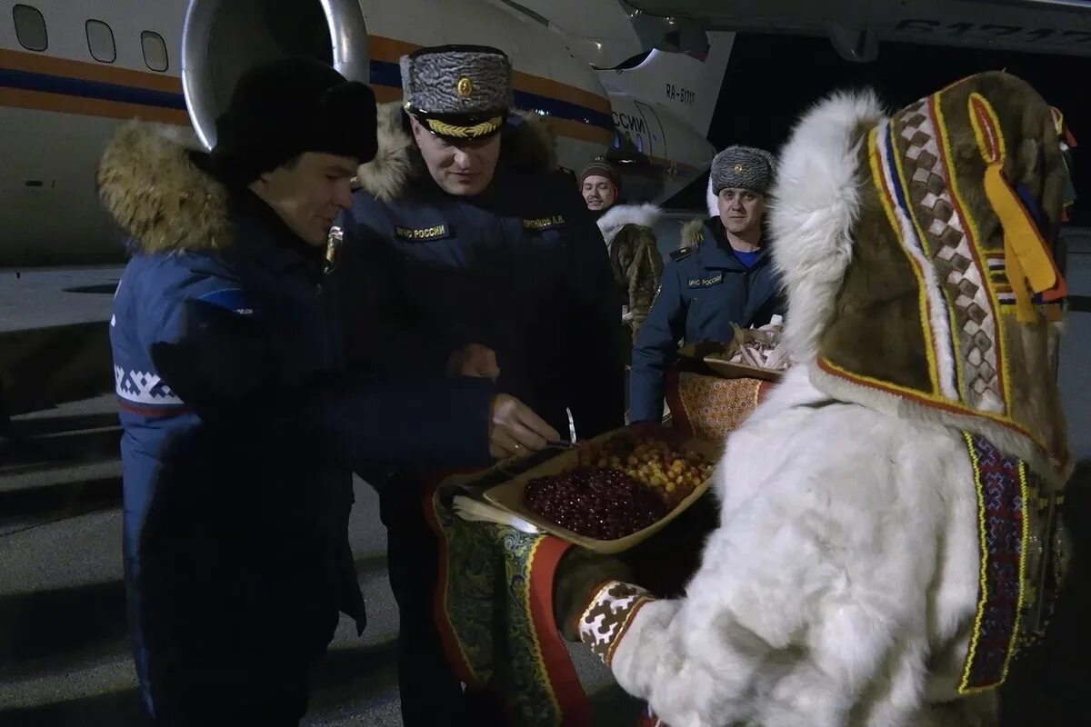Самолет на студенческой новосибирск. Самолет прилетел салехард. Музей полярной авиации салехард. Самолет ак ямал. Самолет прилетел салехард.