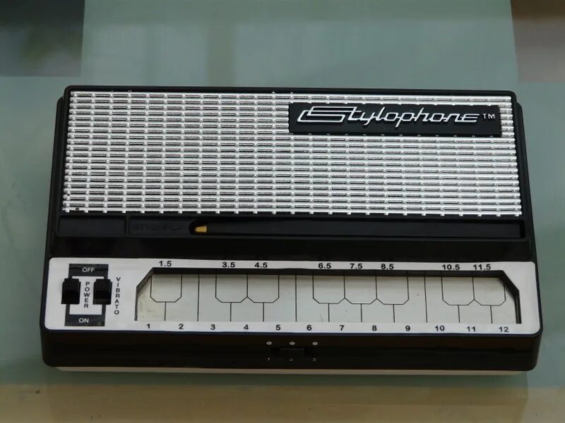 Stylophone 350s. Stylophone David Bowie. Stylophone 1969. Stylophone музыкальный инструмент. Стилофон это