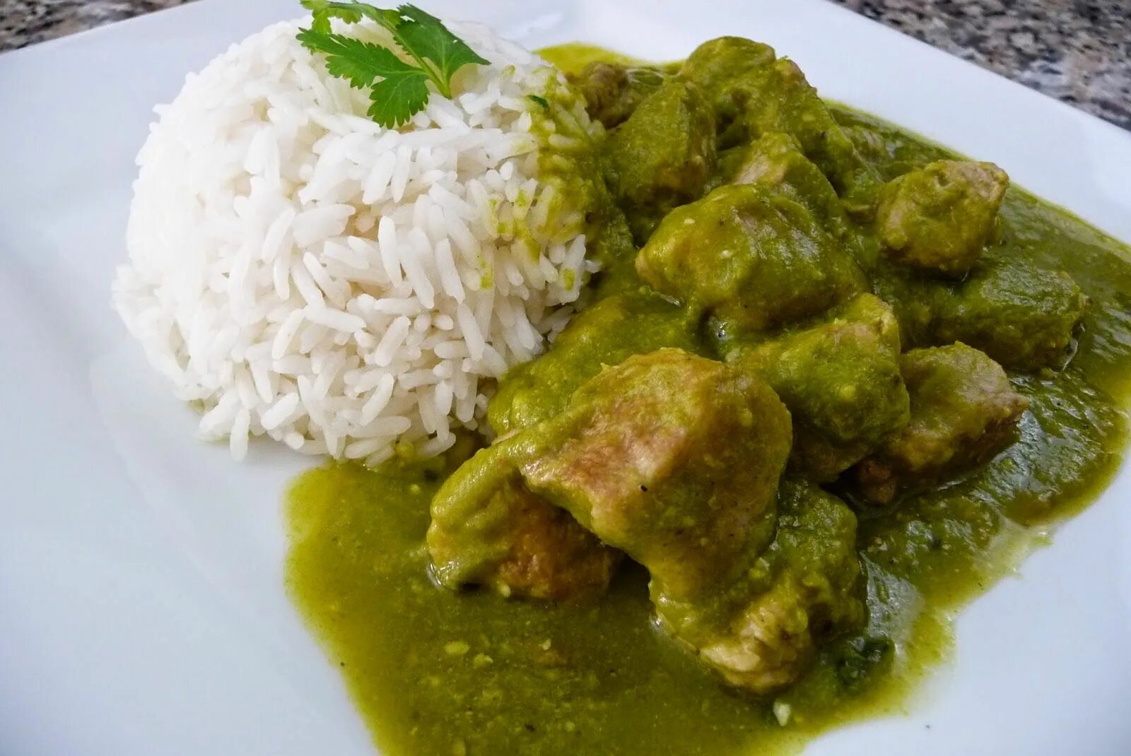 Куриное фрикасе. Курица с рисом и зеленым карри кофемания. Мясо с халапеньо. Моле верде. Рыба на пару с зеленым соусом фото дома.