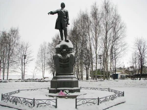 Почему стоит памятник петру 1 в петрозаводске. Памятник Петру в Петрозаводске. Памятник императору Петру великому основателю Петрозаводска. Памятник Петру 1 Петрозаводск Воронеж.