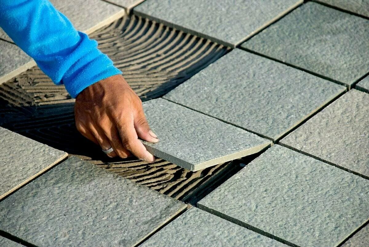 Укладка керамической плитки. Укладка керамогранита. Облицовка плиткой. Укладка плитки. Облицовка керамической плиткой.