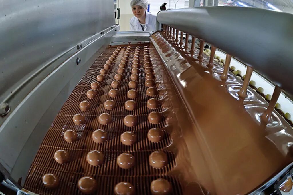 Новосибирская шоколадная фабрика конвейер. Производство шоколада конвейер. Формовка шоколада. Конвейер на конфетной фабрике. Производит сладости