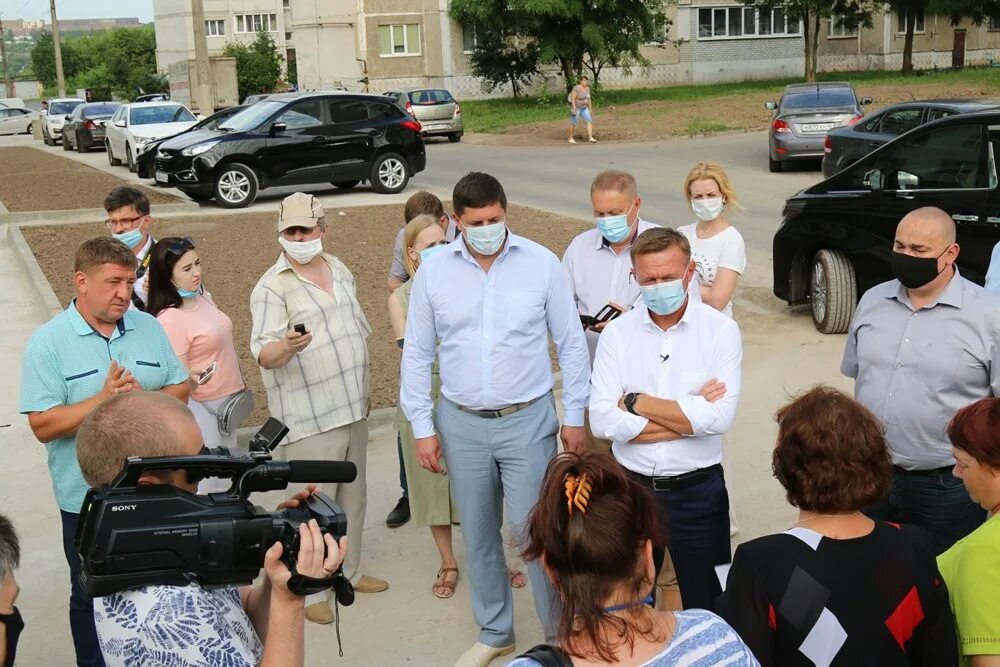 Железногорск курская область когда дадут воду сегодня. Железногорск губернатор. Известный человек города Железногорска Курской области. Железногорск посетил губернатор Курской области. Дольщики Железногорск.