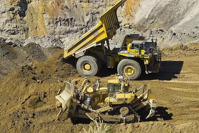 Инструкция машинист бульдозера. Komatsu 830e. Машинист бульдозера. Водитель бульдозера. Профессия бульдозерист.