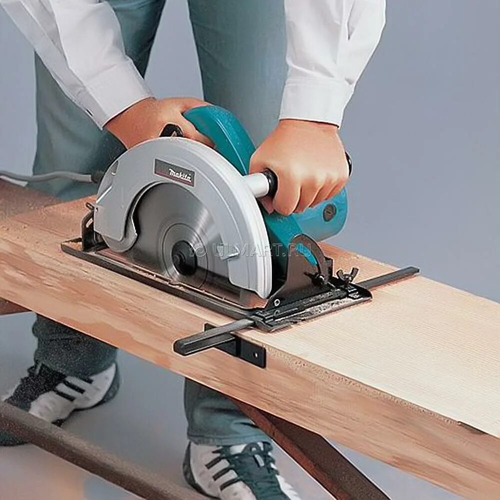 Пиление доски. Распиловка древесины. Распил пиломатериалов. Распил доски. Пила дисковая makita n5900b 2000вт, 235х25мм.