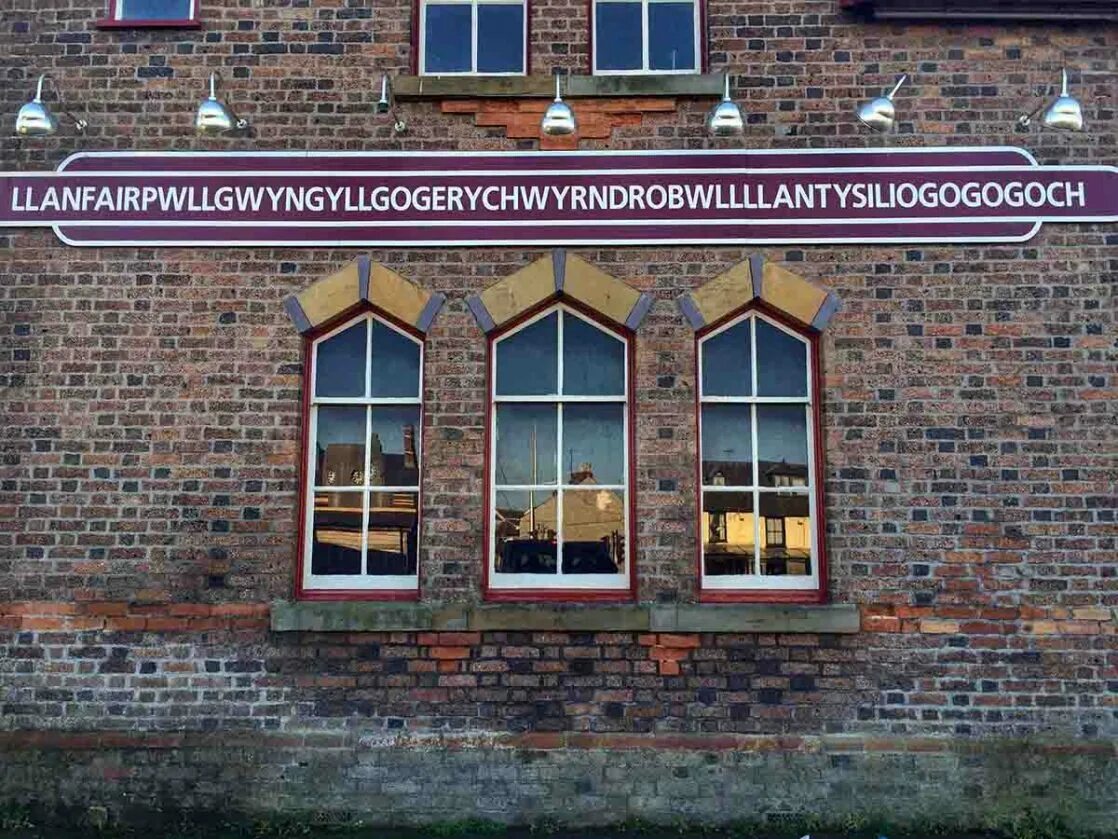 Longest place name. Лланвайрпуллгвингиллгогерихуирндробуллллантисилиогогогох. Long name. Longest city name. Longest city name.