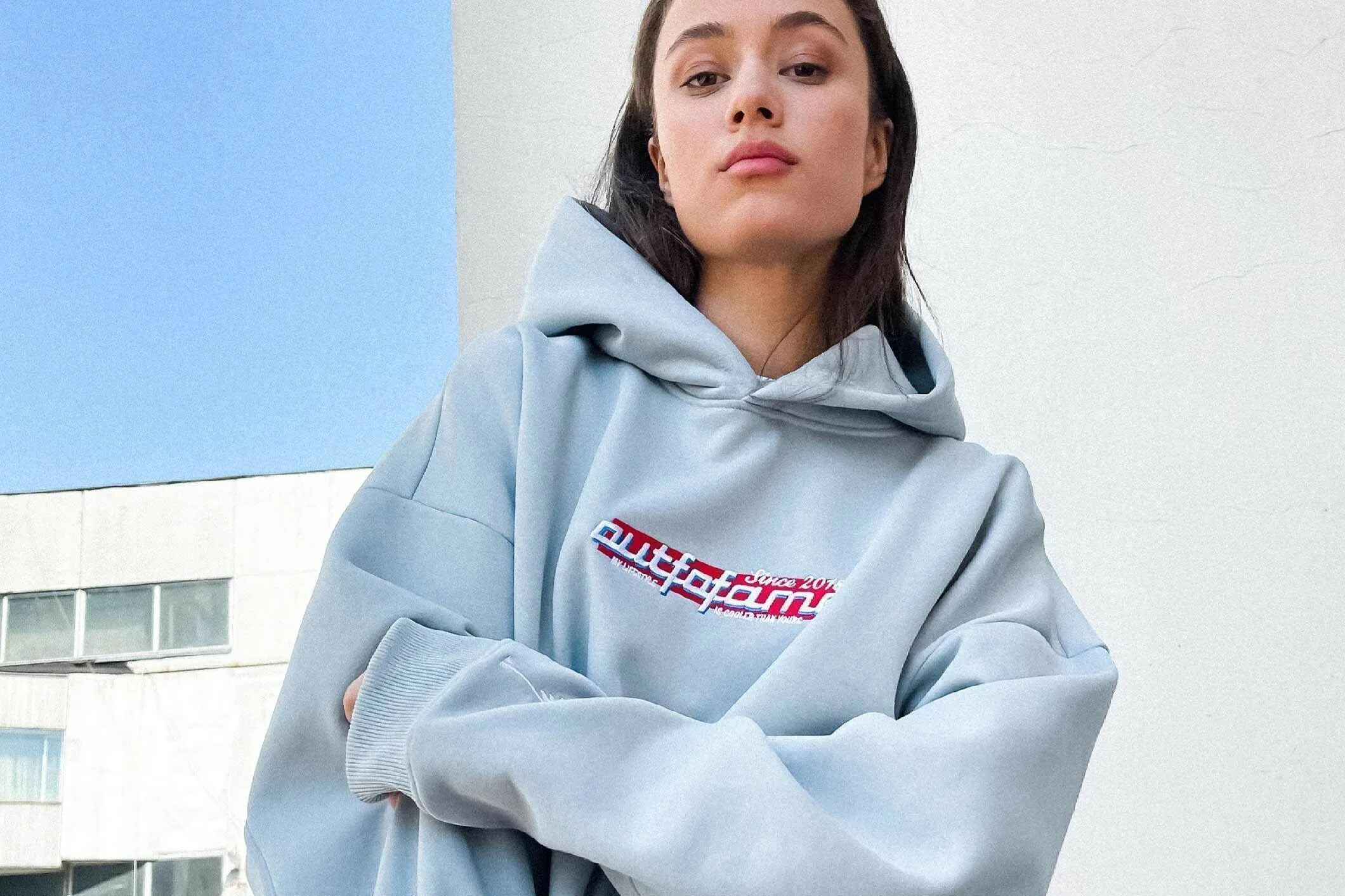 Hoodie nike yellow. Модные толстовки для девушек. Толстовки женские модные. Бтс в черном худи. Фото девушек в худи.