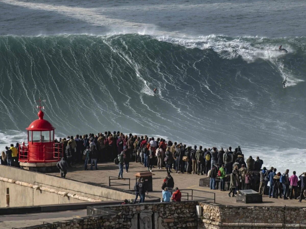 Самая высокая волна. Назаре Португалия. Маяк Назаре Португалия. Назаре Португалия серфинг. Назаре Португалия волны.