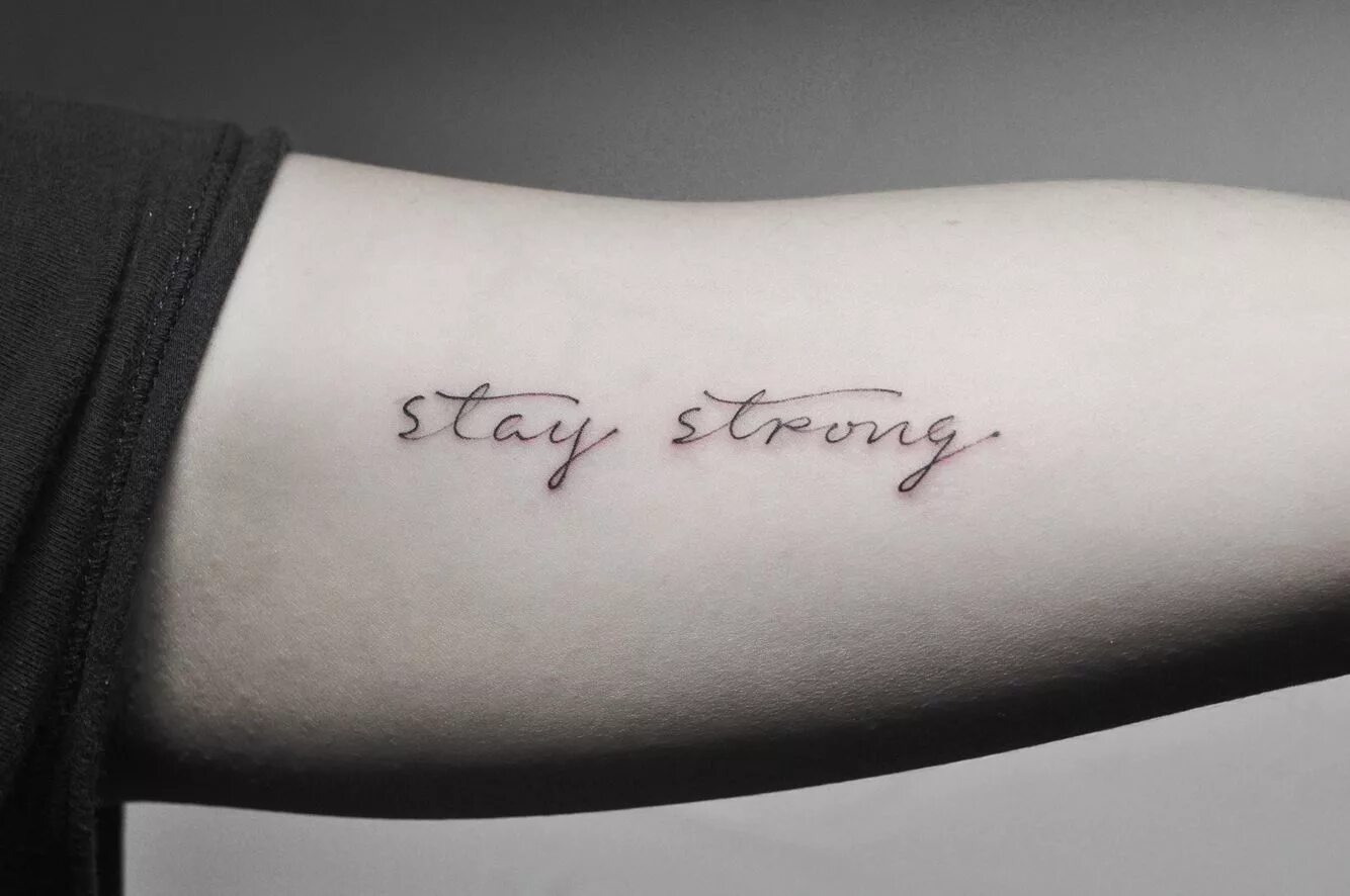 Татуировка stay strong. Тату деми ловато. Тату деми ловато stay strong. Тату надписи. Тату strong.