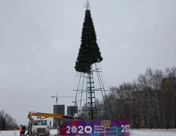 До какого числа стоит елка на площади. Елка на центральной площади на красноярск. 20 метровая ель. елка на центральной площади ижевск 2019. елка в ижевске 2025.