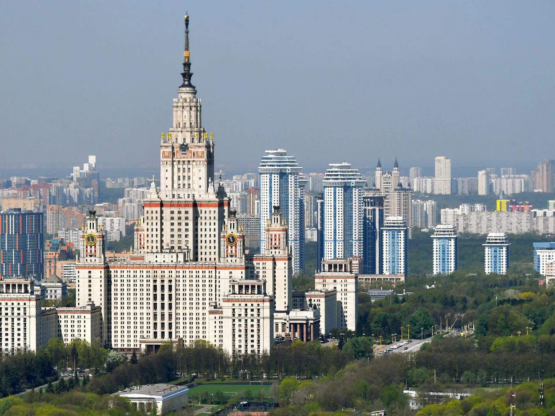 Мгу приняло. Москва МГУ Воробьевы горы. Сталинские высотки МГУ. Главное здание МГУ на Воробьёвых горах. Высотка МГУ на Воробьевых горах.