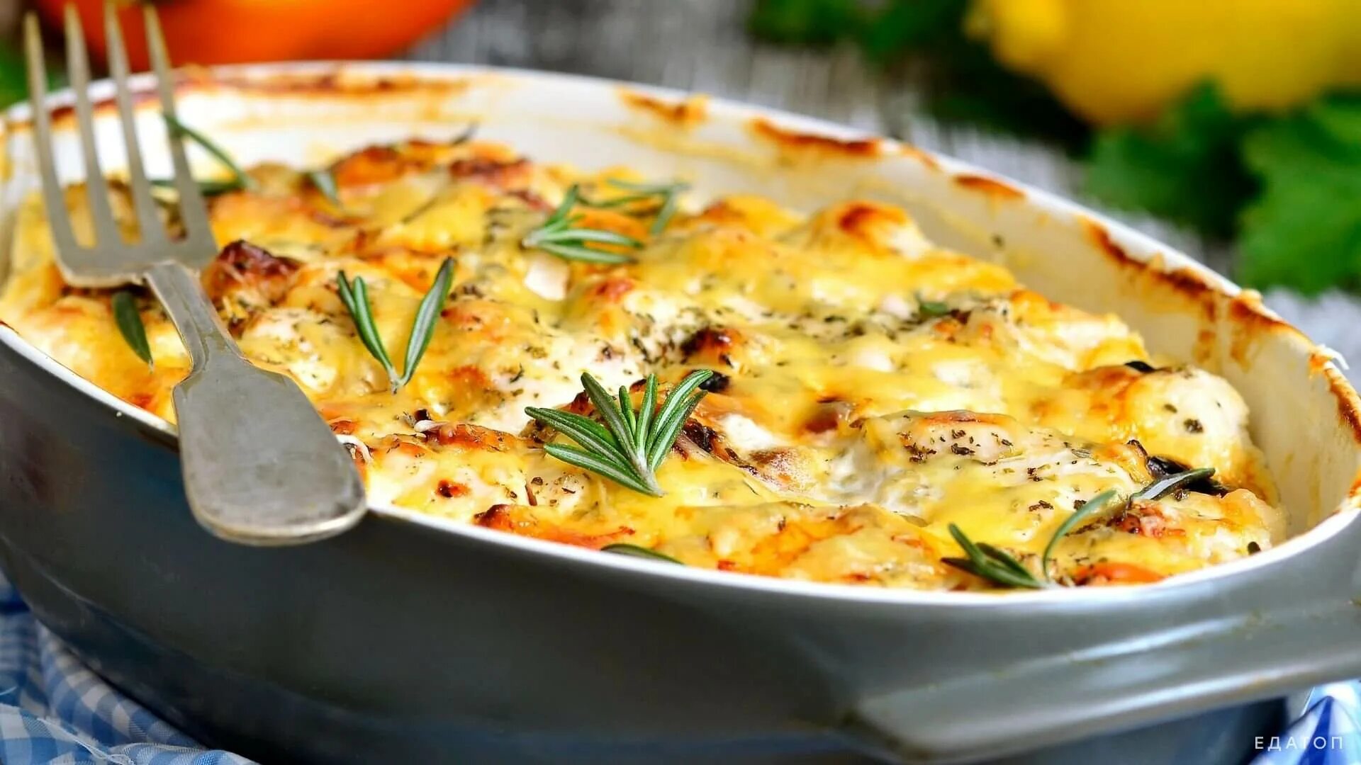 Куриный гратен. Куриный гратен. Картофель гратен в духовке. Картофельный гратен с грибами и сыром. Картофельная запеканка с грибами.