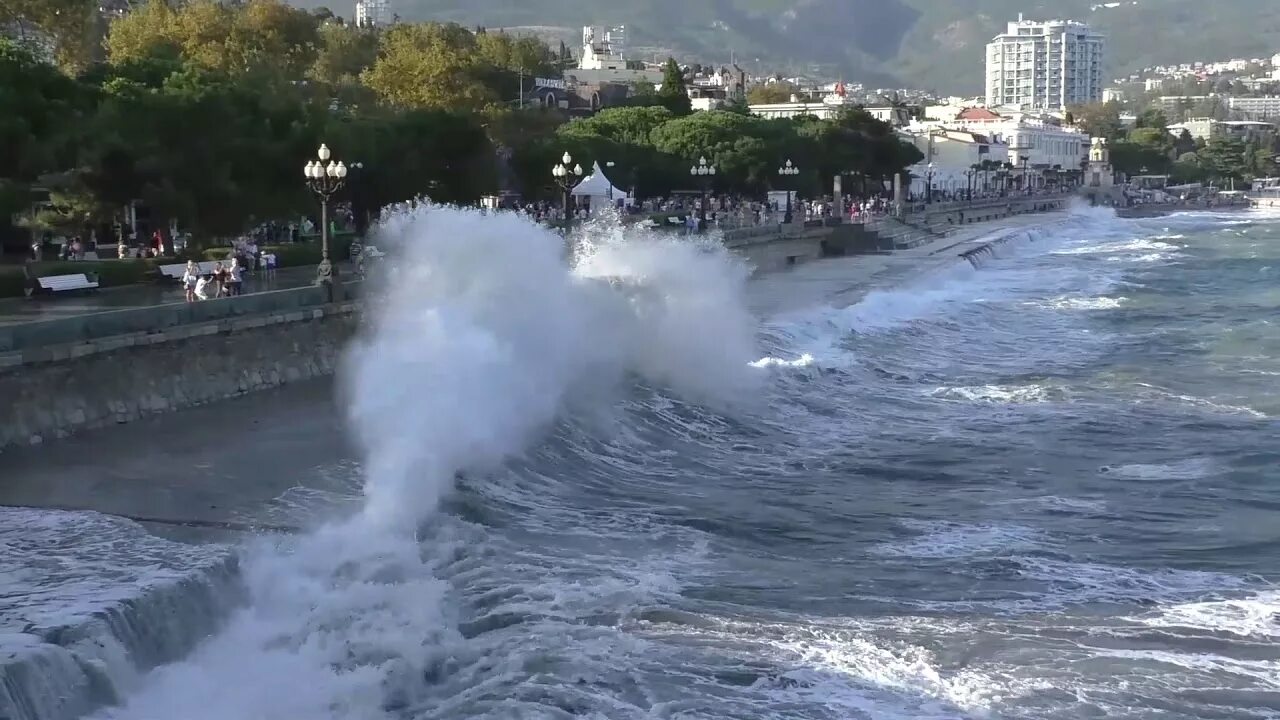 Видео шторма сегодня. Крым шторм Ялта. Ялта набережная шторм. Шторм в Ялте. Ялта шторм пляжи.