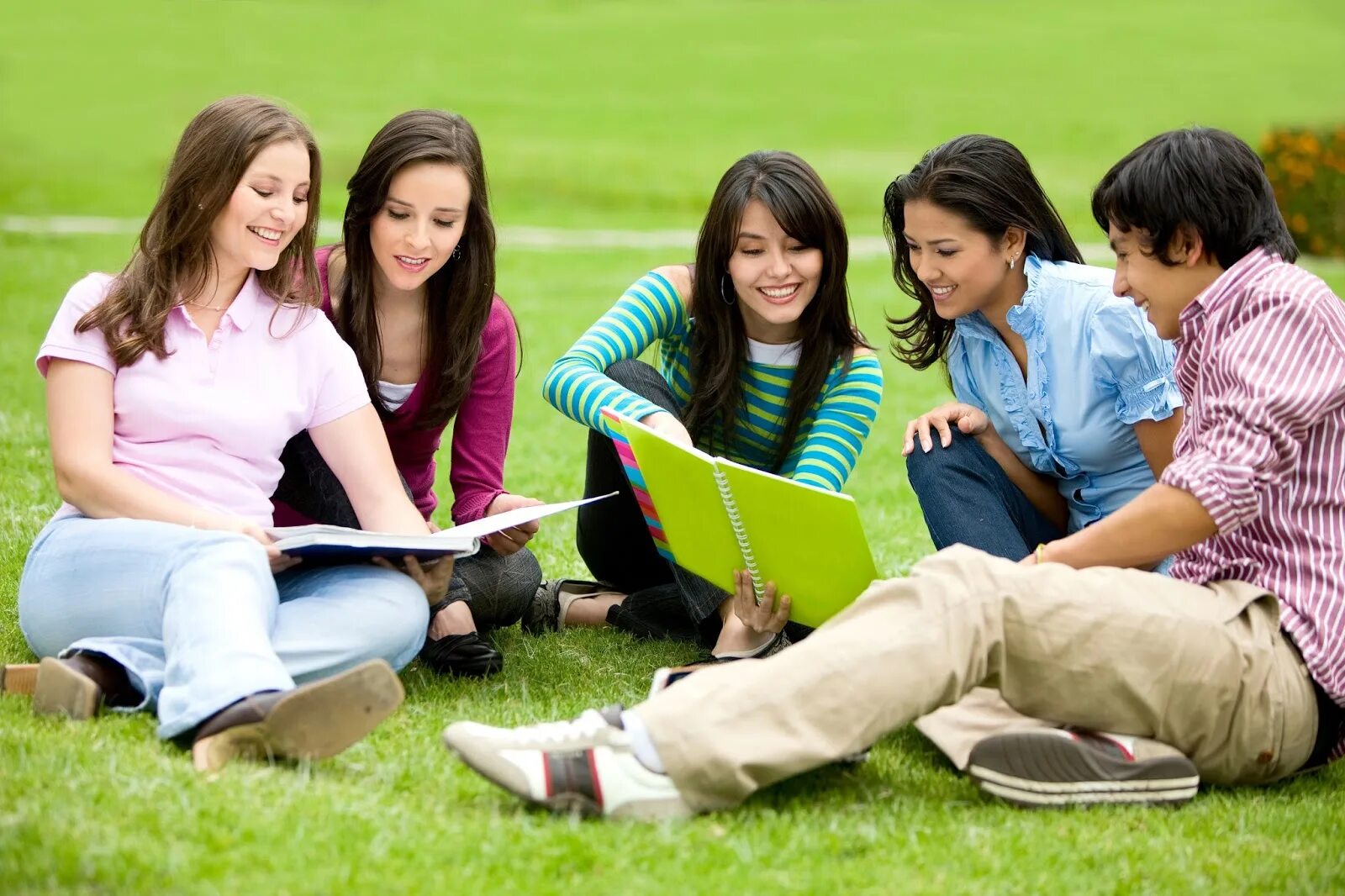 Our students are the best. Увлечения подростков. Общение студентов. Студенты на траве. Разные студенты.