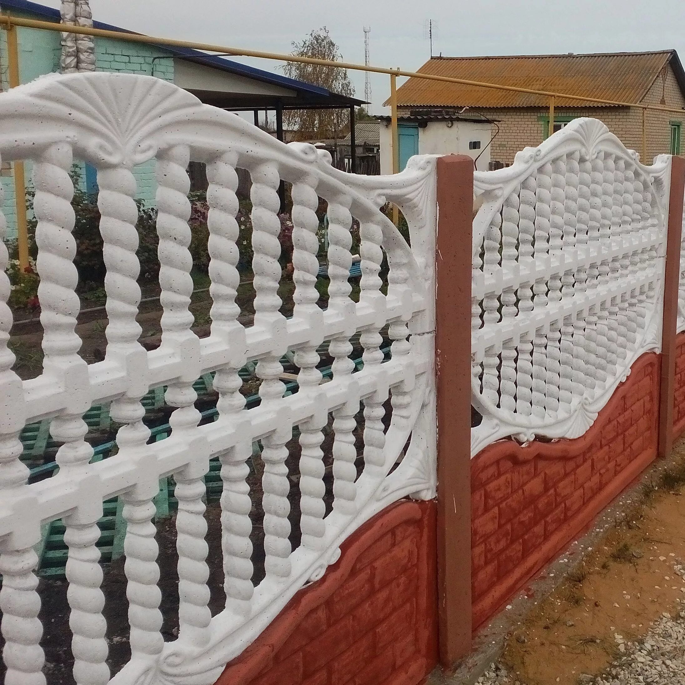 Покраска бетонного забора