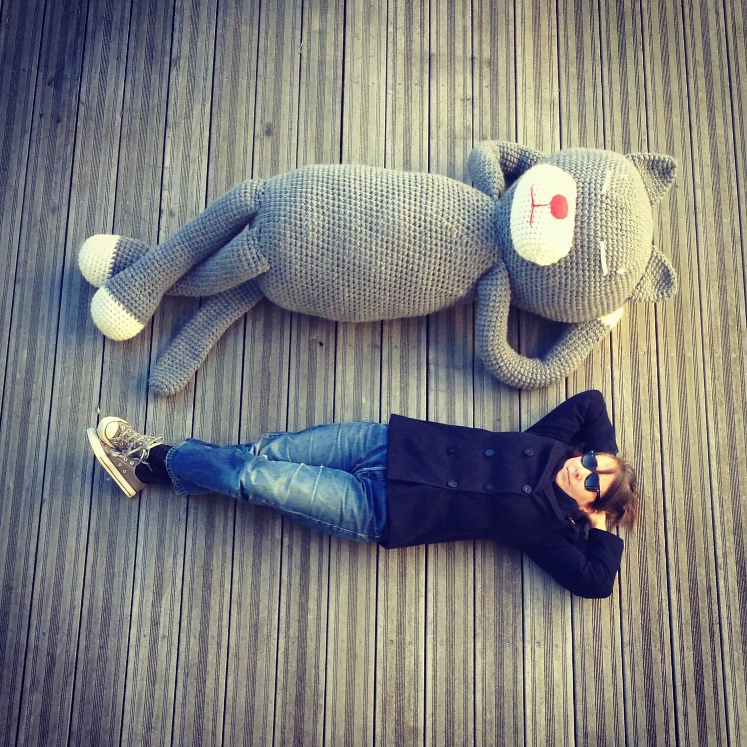 Огромные вязаные игрушки. Вязаные игрушки из плюшевой пряжи. Плюшевый зайка марины григоревской. Огромные игрушки крючком. Вязаный медведь тедди крючком.