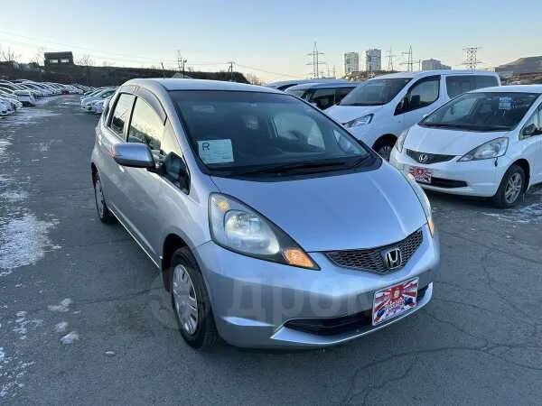 Дром приморский край хонда. Honda Fit 2009 праворульный. Хонда фит 2008 праворульный серебристый. Хонда фит 2010 праворульный серебристый. Хонда фит 2006 праворульный серебристый.