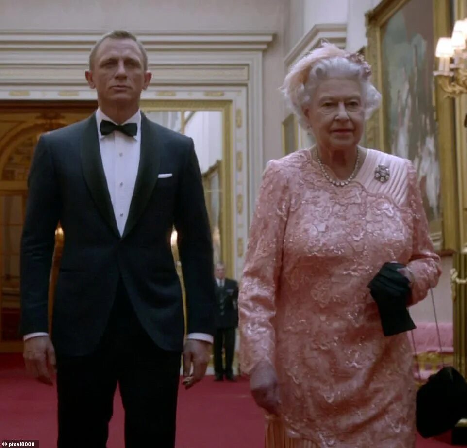Дэниел крейг и королева. Королева удивилась. Elizabeth 2 and daniel craig. Королева бонда. Елизавета 2 и джеймс бонд.