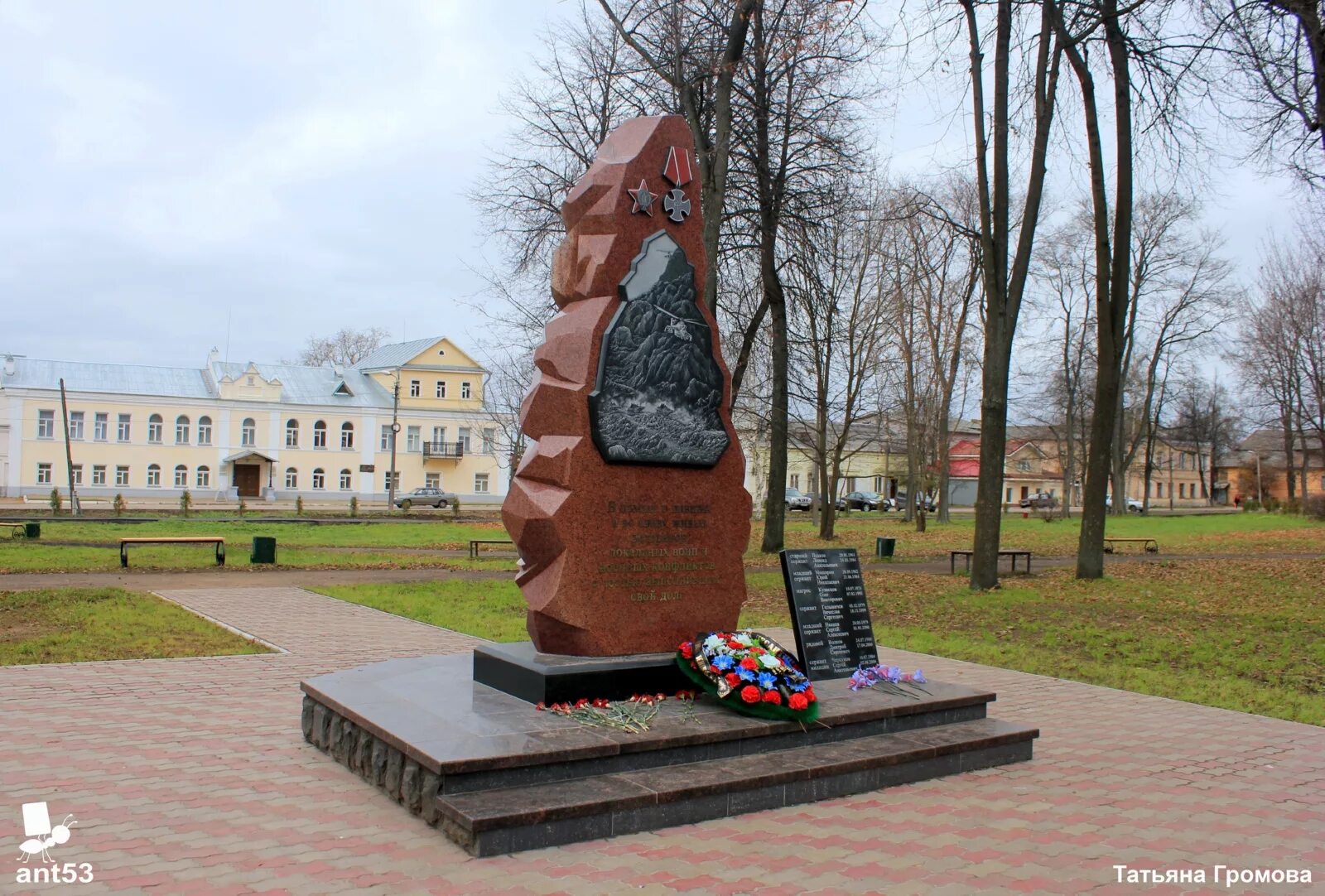 1 памятнике боровичей. Дом культуры бко боровичи. Боровичи памятники. Киров памятник в боровичах. Площадь володарского боровичи.