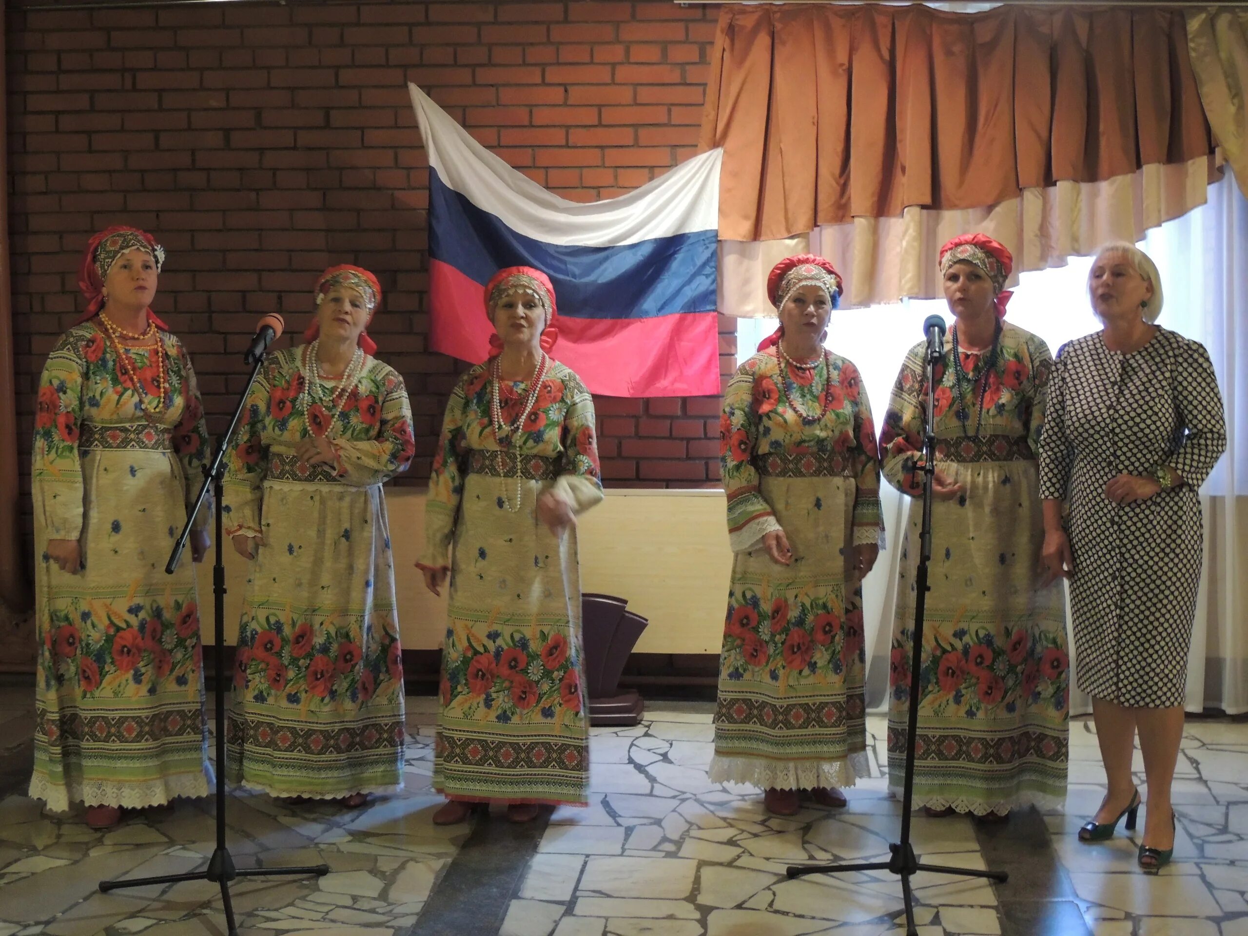 Погода вятские поляны кировской области на 10. Вятские Поляны ансамбль. Население Вятские Поляны Кировской. Кыеш ансамбль Вятские Поляны. Вятские Поляны анс Вятский сувенир.