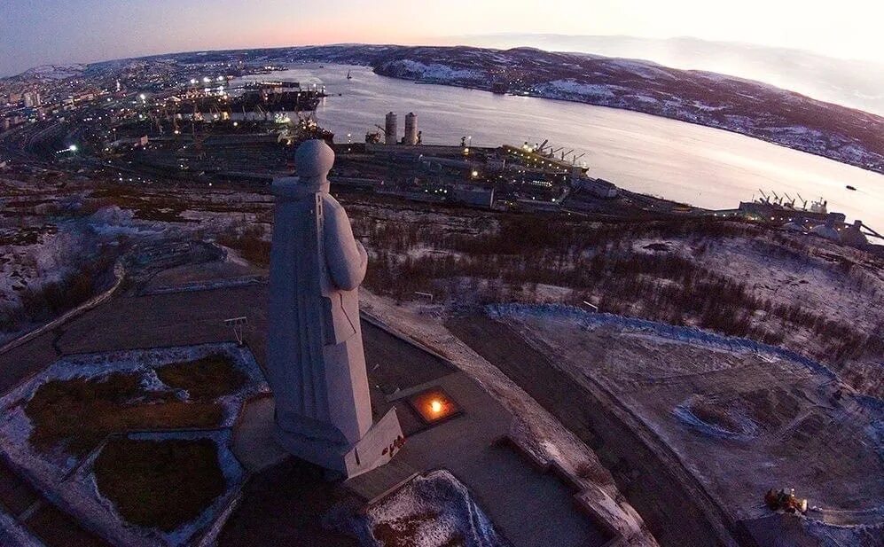 Алеша город мурманск. Мемориал защитникам заполярья в мурманске. Алеша город мурманск. Мурманск мемориал защитникам советского заполярья. Мемориал алеша в мурманске.