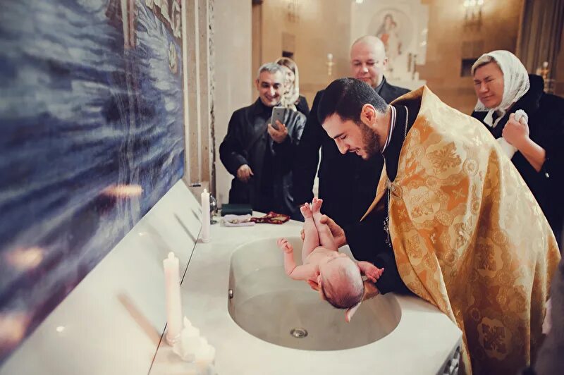 Армянское крещение детей. Персонажи крестные родители. Крещение детей в армении. Армянские крестины. Крещение в армянской церкви.