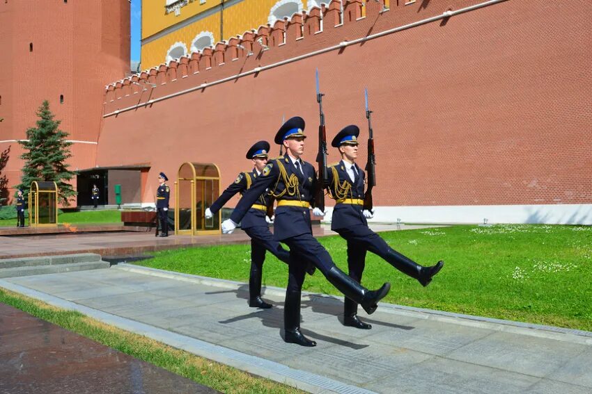 Александровский сад Москва караул. Почетный караул Кремль. Александровский сад могила неизвестного солдата караул. Смена караула у могилы неизвестного солдата.