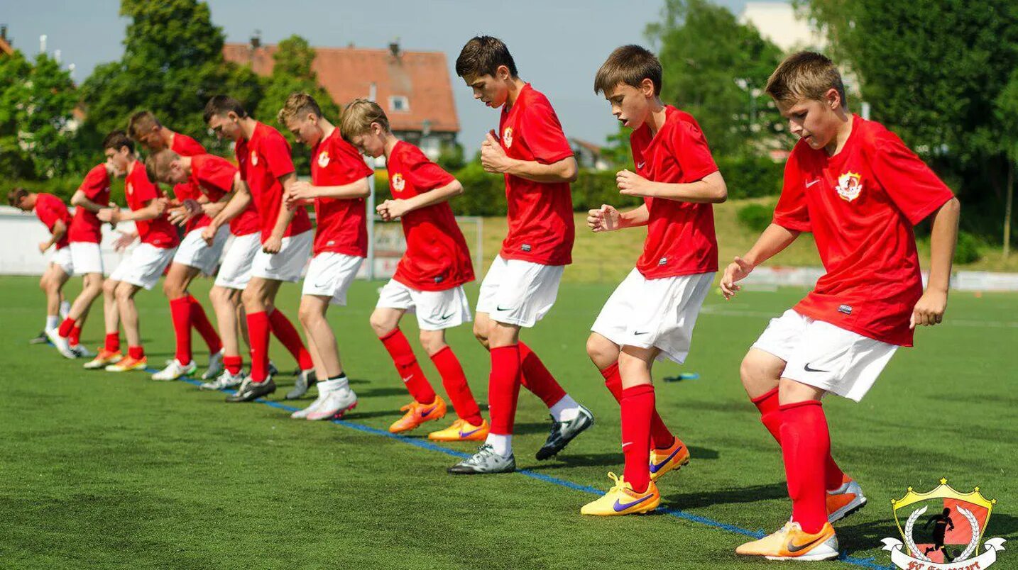 Football school. FC Stuttgart лагерь. Футбольная школа Штутгарт. Футбольная школа Штутгарт в Москве. Детская футбольная школа Штутгарт.