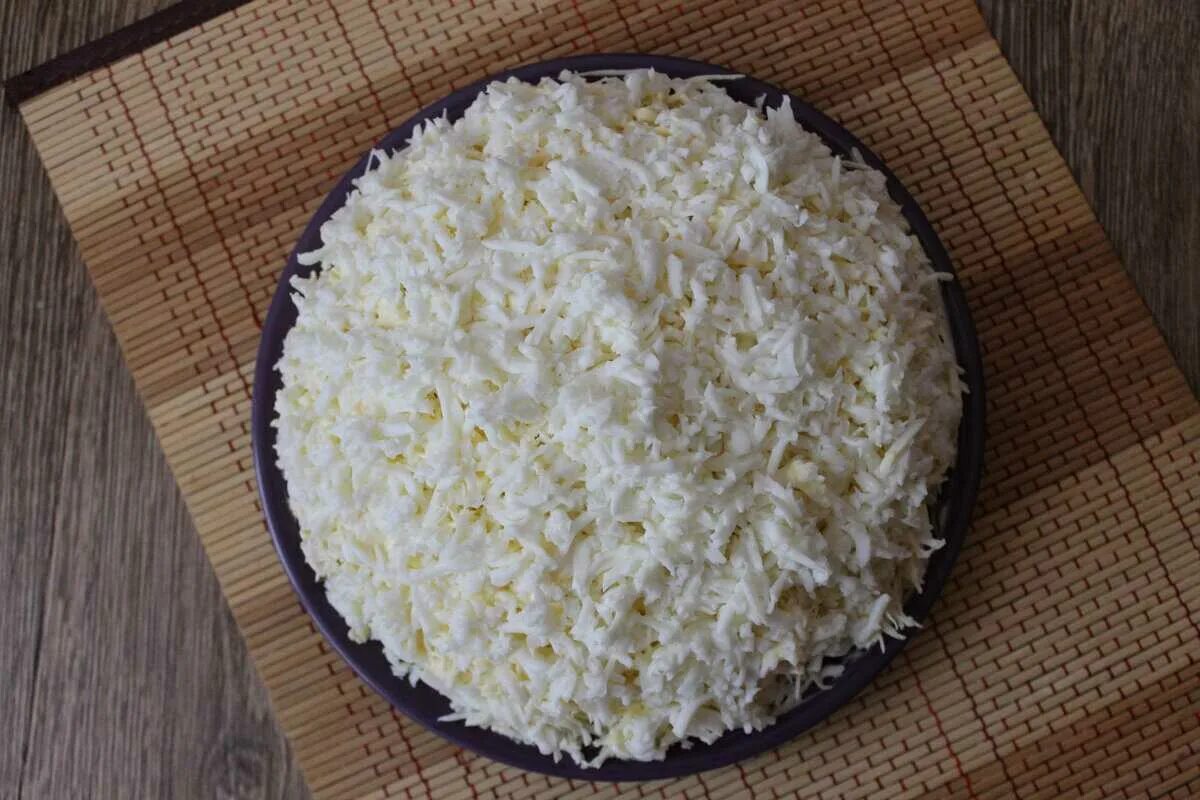 Салат белый с копченой курицей. Салат невеста. салат белый лебедь. салат невеста с курицей и грибами. салат белая невеста.