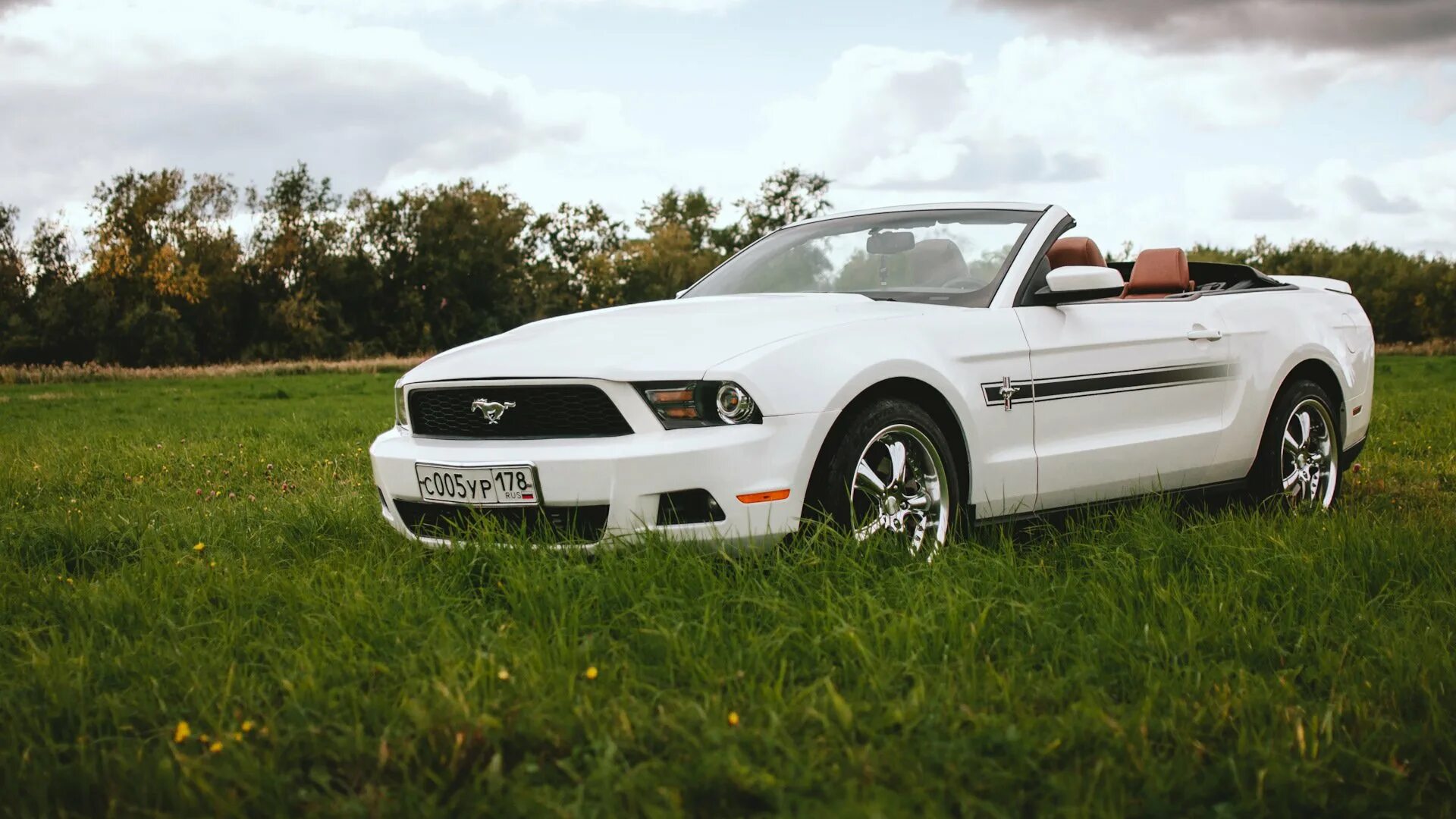 White mustang lana. Форд Мустанг кабриолет белый. Ford Mustang drive2. Форд Мустанг sn95 кабриолет белый. Форд Мустанг белый кабриолет 2024.