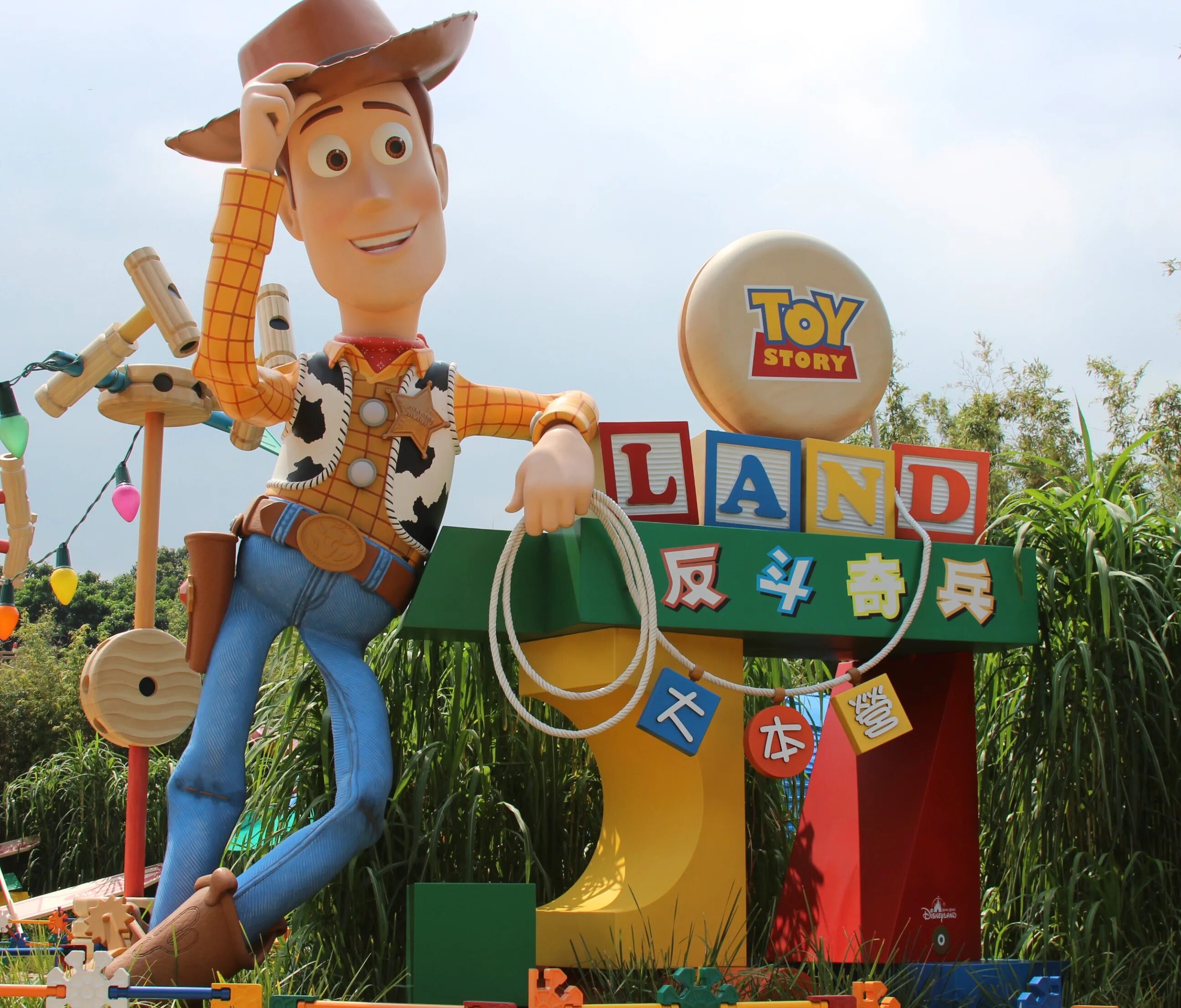 Park toys. Disneyland Toy story Land. Диснейленд Вуди. Диснейленд игрушка Вуди. История игрушек. Парк.