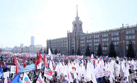 Колонна демонстрантов