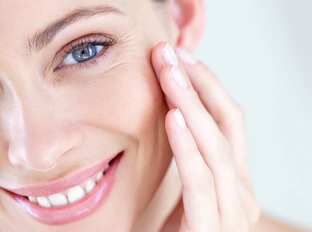 Морщинки вокруг глаз. Мимические морщины фото. Морщины вокруг глаз массаж. Кожа вокруг глаз. Массаж век.