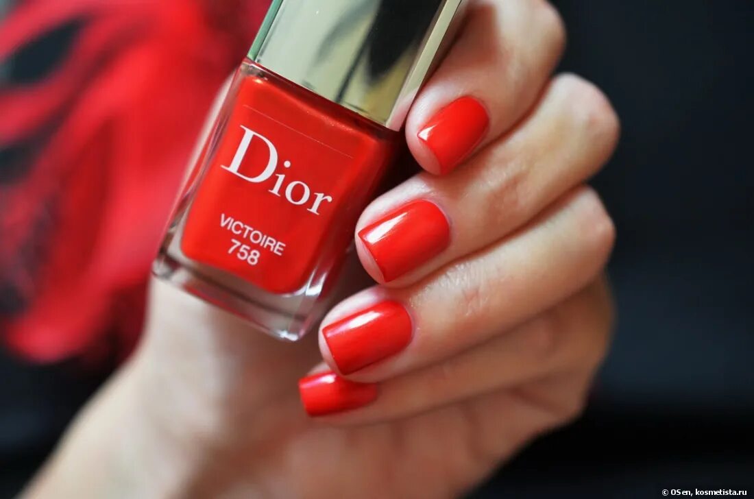 Vernis blend 26271670. Ногти накрашенные лаком. Chanel le vernis 08 pirate. Zara лак для ногтей. Шате нуар лак для ногтей 18.