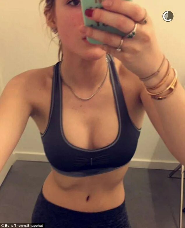 Bella Thorne selfies. Снэпчат teen. Snapchat Bra.