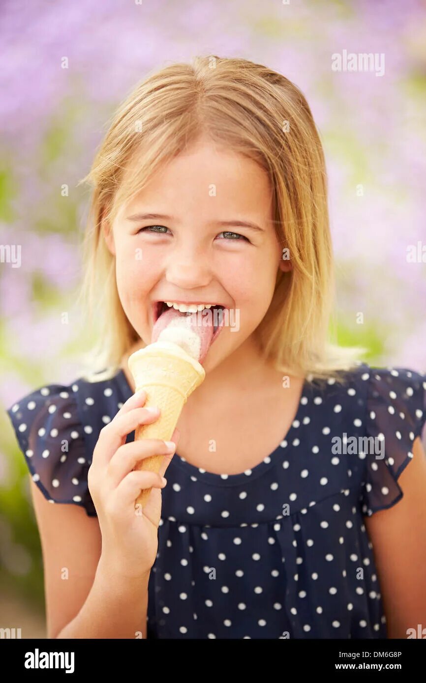 Girl lick telegram. Girl lick telegram. Little blonde licking ice. Розовый чупа чупс. Подросток мороженое.