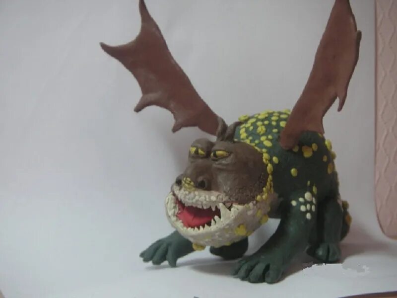 Как приручить дракона из пластилина. Торт беззубик и иккинг. Ночная и дневная фурия фигурка. Беззубик пластилин. Поделка дракон.